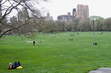 18 Nisan 2025, New York, ABD: New Yorklular New York 'taki Central Park' ın büyük çimlerinde güzel bir cuma gününü kutlarken, spor yaparken, piknik yaparken (niyi fote / the enews2)