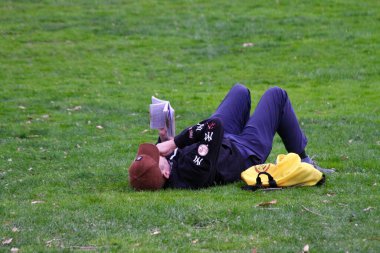 18 Nisan 2025, New York, ABD: New Yorklular New York 'taki Central Park' ın büyük çimlerinde güzel bir cuma gününü kutlarken, spor yaparken, piknik yaparken (niyi fote / the enews2)