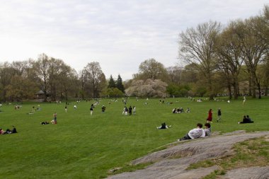 18 Nisan 2025, New York, ABD: New Yorklular New York 'taki Central Park' ın büyük çimlerinde güzel bir cuma gününü kutlarken, spor yaparken, piknik yaparken (niyi fote / the enews2)