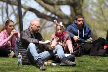 20 Nisan 2025, New York, ABD: Paskalya, Central Park 'ta spor yapan, dans grubunu izleyen, kano süren, piknik yapan ve gezen New York' lular ve turistler tarafından kutlanıyor (niyi fote / thews2)