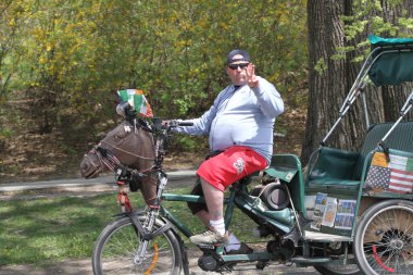 20 Nisan 2025, New York, ABD: Paskalya, Central Park 'ta spor yapan, dans grubunu izleyen, kano süren, piknik yapan ve gezen New York' lular ve turistler tarafından kutlanıyor (niyi fote / thews2)