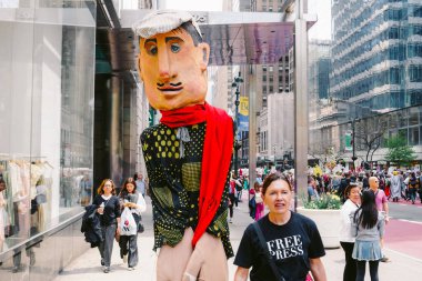 19 Nisan 2025, New York, ABD: New Yorklular Bryant Park 'tan göçmenler ve cesur iklim hareketleri için adalet talep etmek için yürüdüler. (Jeff Rivera / Newws2)