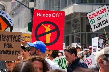 19 Nisan 2025, New York, ABD: New Yorklular Bryant Park 'tan göçmenler ve cesur iklim hareketleri için adalet talep etmek için yürüdüler. (Jeff Rivera / Newws2)