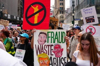 19 Nisan 2025, New York, ABD: New Yorklular Bryant Park 'tan göçmenler ve cesur iklim hareketleri için adalet talep etmek için yürüdüler. (Jeff Rivera / Newws2)