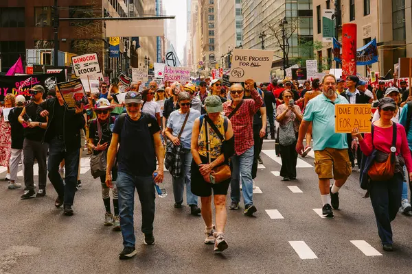 19 Nisan 2025, New York, ABD: New Yorklular Bryant Park 'tan göçmenler ve cesur iklim hareketleri için adalet talep etmek için yürüdüler. (Jeff Rivera / Newws2)