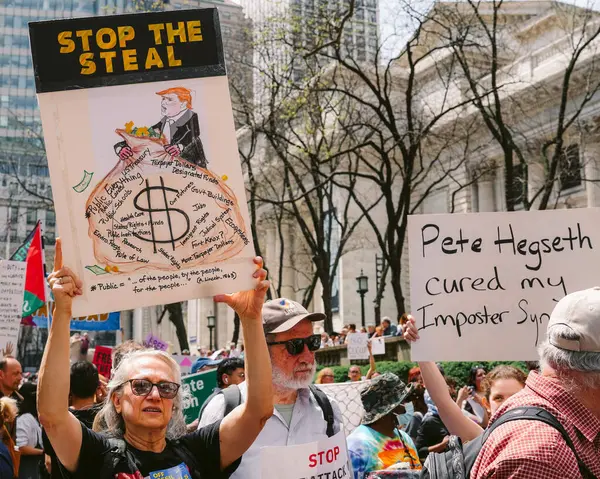 19 Nisan 2025, New York, ABD: New Yorklular Bryant Park 'tan göçmenler ve cesur iklim hareketleri için adalet talep etmek için yürüdüler. (Jeff Rivera / Newws2)