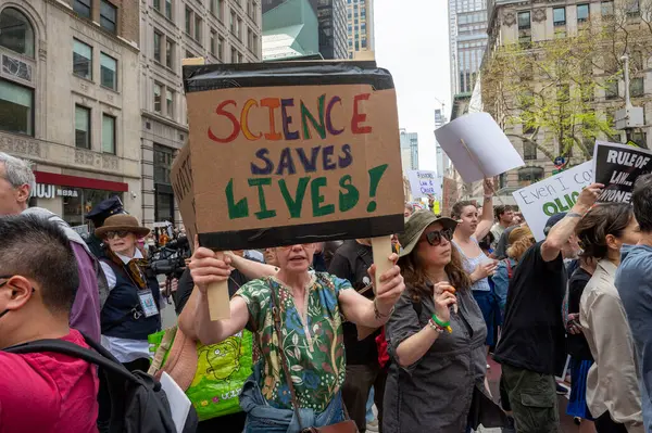 Protestocular koz yönetimini kınamak için ülke çapında şehirlerde toplandılar. 19 Nisan 2025, New York, New York, ABD: 