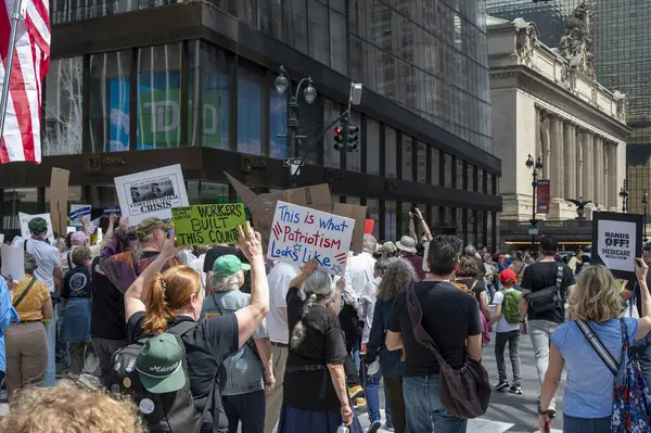 Protestocular koz yönetimini kınamak için ülke çapında şehirlerde toplandılar. 19 Nisan 2025, New York, New York, ABD: 