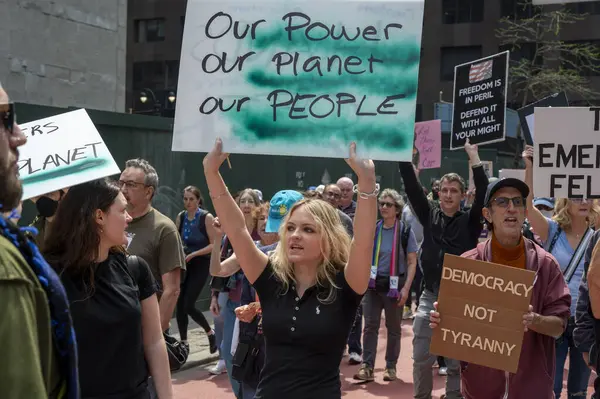 Protestocular koz yönetimini kınamak için ülke çapında şehirlerde toplandılar. 19 Nisan 2025, New York, New York, ABD: İnsanlar 19 Nisan 2025 'te New York' ta 