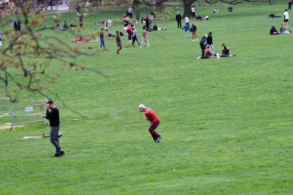18 Nisan 2025, New York, ABD: New Yorklular New York 'taki Central Park' ın büyük çimlerinde güzel bir cuma gününü kutlarken, spor yaparken, piknik yaparken (niyi fote / the enews2)