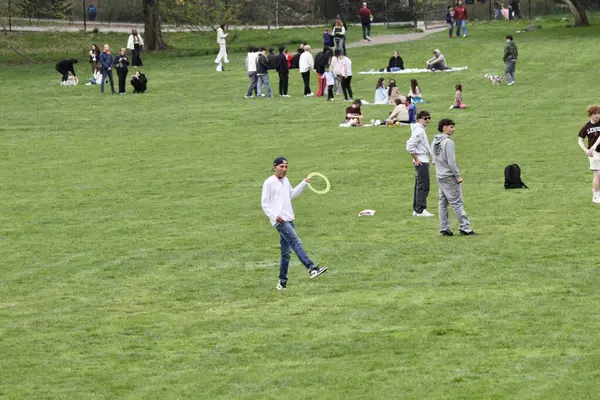 18 Nisan 2025, New York, ABD: New Yorklular New York 'taki Central Park' ın büyük çimlerinde güzel bir cuma gününü kutlarken, spor yaparken, piknik yaparken (niyi fote / the enews2)