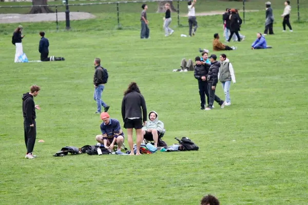 18 Nisan 2025, New York, ABD: New Yorklular New York 'taki Central Park' ın büyük çimlerinde güzel bir cuma gününü kutlarken, spor yaparken, piknik yaparken (niyi fote / the enews2)