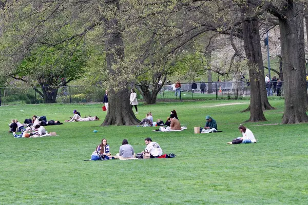 18 Nisan 2025, New York, ABD: New Yorklular New York 'taki Central Park' ın büyük çimlerinde güzel bir cuma gününü kutlarken, spor yaparken, piknik yaparken (niyi fote / the enews2)