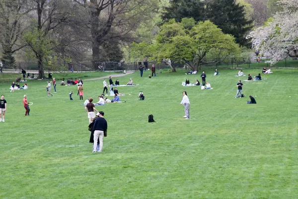 18 Nisan 2025, New York, ABD: New Yorklular New York 'taki Central Park' ın büyük çimlerinde güzel bir cuma gününü kutlarken, spor yaparken, piknik yaparken (niyi fote / the enews2)
