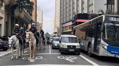 Sao Paulo (SP), 04 / 22 / 2025 - polis / süvari / SP - Sao Paulo şehrinin orta bölgesinde, Brigadeiro Tobias Caddesi yakınlarındaki gösterişli polislik sırasında askeri polis süvarileri, 22 Nisan 2025. (Oslaim Brito / Tenews2) 