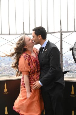 New York, ABD: 21 Nisan 2025 - Jessi Pasini ve Alessio Pasini, The Pasini Family Light the Empire State Binası 