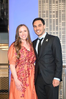 New York, ABD: 21 Nisan 2025 - Jessi Pasini ve Alessio Pasini, The Pasini Family Light the Empire State Binası 
