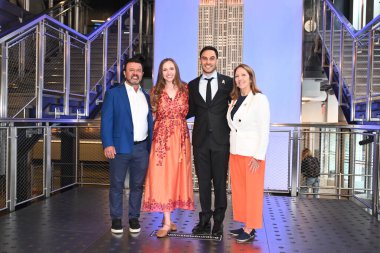 New York, ABD: 21 Nisan 2025 - Jessi Pasini ve Alessio Pasini, The Pasini Family Light the Empire State Binası 