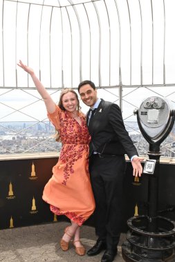 New York, ABD: 21 Nisan 2025 - Jessi Pasini ve Alessio Pasini, The Pasini Family Light the Empire State Binası 