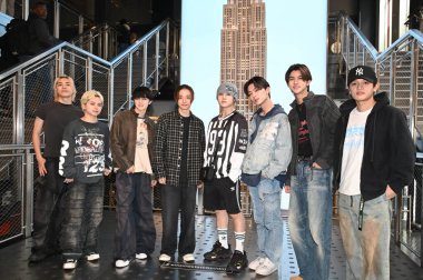 21 Nisan 2025 'te New York City, New York' ta Empire State Binası 'nı ziyaret etti. Ziyaret, şarkıcıların son single 'ı 