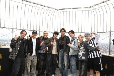 21 Nisan 2025 'te New York City, New York' ta Empire State Binası 'nı ziyaret etti. Ziyaret, şarkıcıların son single 'ı 