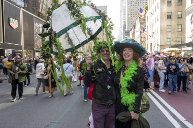 New York, ABD - 20 Nisan 2025: İnsanlar St. Patrick Katedrali 'nin dışındaki 2025 Paskalya Geçidi ve Paskalya Şapkası Festivali' ne renkli kostüm ve şapkalarla katılıyor. (m10 'lar / yeniler 2)