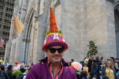 New York, ABD - 20 Nisan 2025: İnsanlar St. Patrick Katedrali 'nin dışındaki 2025 Paskalya Geçidi ve Paskalya Şapkası Festivali' ne renkli kostüm ve şapkalarla katılıyor. (m10 'lar / yeniler 2)     