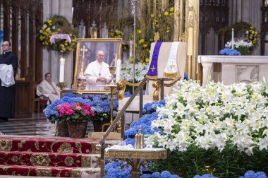 New York Başpiskoposu Kardinal Timothy Dolan Papa Francis için bir ayin düzenliyor. 22 Nisan 2025, New York, New York, ABD: Papa Francis 'in St. Patrick Katedrali' nin mihrabında Papa Francis 'in özel bir ayini sırasında çekilmiş bir fotoğrafı.)