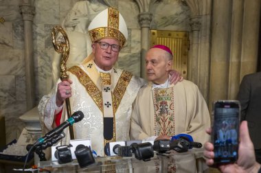 New York Başpiskoposu Kardinal Timothy Dolan Papa Francis için bir ayin düzenliyor. 22 Nisan 2025, New York, New York, ABD: New York Başpiskoposu Timothy Dolan, Başpiskopos Gabriel Giordano caccia (m10 'lar) ile konuşuyor.)  
