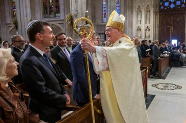 New York Başpiskoposu Kardinal Timothy Dolan Papa Francis için bir ayin düzenliyor. 22 Nisan 2025, New York, New York, ABD: Papa Francis 'in özel ayinine katılan Kardinal Timothy Dolan' ın Başpiskoposu (M10 'lar)) 