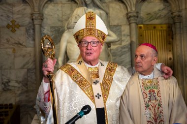 New York Başpiskoposu Kardinal Timothy Dolan Papa Francis için bir ayin düzenliyor. 22 Nisan 2025, New York, New York, ABD: New York Başpiskoposu Timothy Dolan, Başpiskopos Gabriel Giordano caccia (m10 'lar) ile konuşuyor.)  