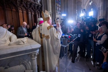 New York Başpiskoposu Kardinal Timothy Dolan Papa Francis için bir ayin düzenliyor. 22 Nisan 2025, New York, New York, ABD: New York Başpiskoposu Timothy Dolan, Başpiskopos Gabriel Giordano caccia (m10 'lar) ile konuşuyor.)  
