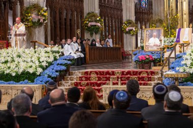 New York Başpiskoposu, Papa Francis için bir ayin düzenliyor. 22 Nisan 2025, New York, New York, ABD: New York başpiskoposu kardinal Timothy Dolan, St. Patrick Katedrali 'nde Papa Francis için özel bir ayin düzenliyor.)
