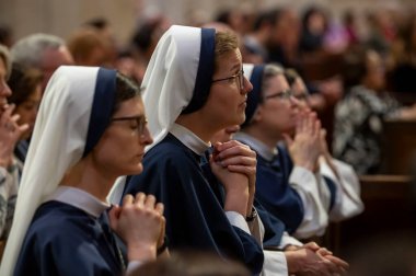 New York Başpiskoposu, Papa Francis için bir ayin düzenliyor. 22 Nisan 2025, New York, New York, ABD rahibeler 22 Nisan 2025 'te New York' ta Papa Francis 'in katedralinde özel bir ayin sırasında dua ederler. (M10 'lar\ yeni 2ler))