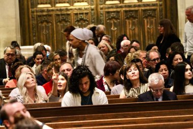 Papa Francis 'in vefatından sonra Aziz Patrick Katedrali' nde ayin. 22 Nisan, New York, ABD: Papa Francis 'in vefatından sonra Aziz Patrick Katedrali' nde bir ayin. (niyi fote / the new ws2)