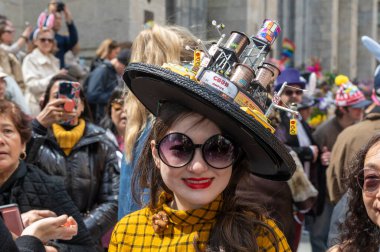 New York, ABD - 20 Nisan 2025: İnsanlar St. Patrick Katedrali 'nin dışındaki 2025 Paskalya Geçidi ve Paskalya Şapkası Festivali' ne renkli kostüm ve şapkalarla katılıyor. (m10 'lar / yeniler 2)     