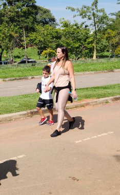 Sao Paulo (SP), Brezilya 05 / 03 / 2025 - Güneşin parlamasıyla, pek çok insan bu Cumartesi sabahı, 3 Mayıs 2025 sabahı Villa Lobos Parkı 'nda egzersiz yapma ve eğlenme fırsatını kullandı. (Leco Viana / Newws2)