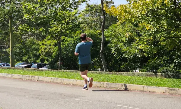 Sao Paulo (SP), Brezilya 05 / 03 / 2025 - Güneşin parlamasıyla, pek çok insan bu Cumartesi sabahı, 3 Mayıs 2025 sabahı Villa Lobos Parkı 'nda egzersiz yapma ve eğlenme fırsatını kullandı. (Leco Viana / Newws2)