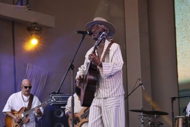 Sao Paulo (sp), Brezilya 03 / 05 / 2025 - şarkıcı jota.pe, Alto de Pinheiros 'taki villa lobos parkında düzenlenen nomade festivalinde sahne alıyor.