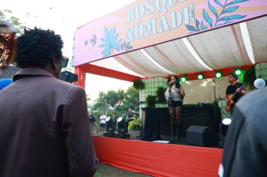 Sao Paulo (sp), 04 / 05 / 2025 - şarkıcı Flor 'ın babası, şarkıcı seu jorge' un katılımıyla, nomade festivalinde sahne alan kızı prestijli şarkıcı Lobos Park 'ta