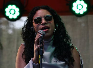 Sao Paulo (sp), 04 / 05 / 2025 - şarkıcı Flor 'ın babası, şarkıcı seu jorge' un katılımıyla, nomade festivalinde sahne alan kızı prestijli şarkıcı Lobos Park 'ta