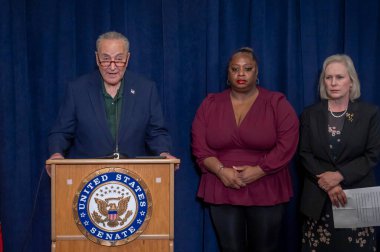ABD. Senatör Schumer, ABD. Senatör Gillibrand, Dünya Ticaret Merkezi 'nin sağlık programı kesintilerine tepki gösterdi. Mayıs 04, 2025, New York, New York, ABD Senatör Chuck Schumer (d-ny) ABD 'nin yanında. Senatör Kirsten Gillibrand (d-ny) Gop New York 'u 