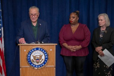 ABD. Senatör Schumer, ABD. Senatör Gillibrand, Dünya Ticaret Merkezi 'nin sağlık programı kesintilerine tepki gösterdi. Mayıs 04, 2025, New York, New York, ABD Senatör Chuck Schumer (d-ny) ABD 'nin yanında. Senatör Kirsten Gillibrand (d-ny) Gop New York 'u 
