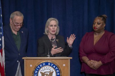 ABD. Senatör Schumer, ABD. Senatör Gillibrand, Dünya Ticaret Merkezi 'nin sağlık programı kesintilerine tepki gösterdi. Mayıs 04, 2025, New York, New York, ABD Senatör Chuck Schumer (d-ny) ABD 'nin yanında. Senatör Kirsten Gillibrand (d-ny) Gop New York 'u 