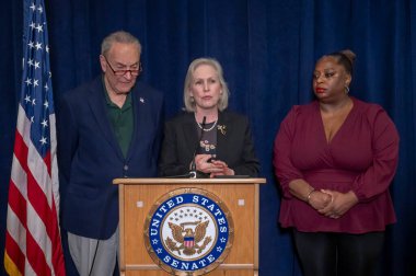 ABD. Senatör Schumer, ABD. Senatör Gillibrand, Dünya Ticaret Merkezi 'nin sağlık programı kesintilerine tepki gösterdi. Mayıs 04, 2025, New York, New York, ABD Senatör Chuck Schumer (d-ny) ABD 'nin yanında. Senatör Kirsten Gillibrand (d-ny) Gop New York 'u 