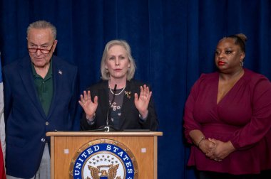 ABD. Senatör Schumer, ABD. Senatör Gillibrand, Dünya Ticaret Merkezi 'nin sağlık programı kesintilerine tepki gösterdi. Mayıs 04, 2025, New York, New York, ABD Senatör Chuck Schumer (d-ny) ABD 'nin yanında. Senatör Kirsten Gillibrand (d-ny) Gop New York 'u 