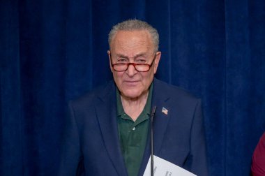 ABD. Senatör Schumer, ABD. Senatör Gillibrand, Dünya Ticaret Merkezi 'nin sağlık programı kesintilerine tepki gösterdi. Mayıs 04, 2025, New York, New York, ABD Senatör Chuck Schumer (d-ny) ABD 'nin yanında. Senatör Kirsten Gillibrand (d-ny) Gop New York 'u 