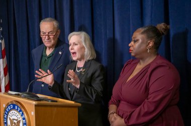 ABD. Senatör Schumer, ABD. Senatör Gillibrand, Dünya Ticaret Merkezi 'nin sağlık programı kesintilerine tepki gösterdi. Mayıs 04, 2025, New York, New York, ABD Senatör Chuck Schumer (d-ny) ABD 'nin yanında. Senatör Kirsten Gillibrand (d-ny) Gop New York 'u 