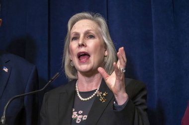 ABD. Senatör Schumer, ABD. Senatör Gillibrand, Dünya Ticaret Merkezi 'nin sağlık programı kesintilerine tepki gösterdi. Mayıs 04, 2025, New York, New York, ABD Senatör Chuck Schumer (d-ny) ABD 'nin yanında. Senatör Kirsten Gillibrand (d-ny) Gop New York 'u 