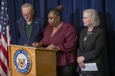 ABD. Senatör Schumer, ABD. Senatör Gillibrand, Dünya Ticaret Merkezi 'nin sağlık programı kesintilerine tepki gösterdi. 4 Mayıs 2025, New York, New York, ABD: Mariama James, Wtchp katılımcısı, gop New York kongre üyelerine seslenen bir basın toplantısında konuşuyor 